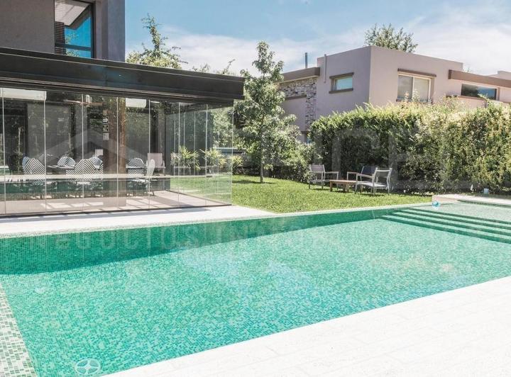 Casa · 224m² · 4 Ambientes · 2 Cocheras