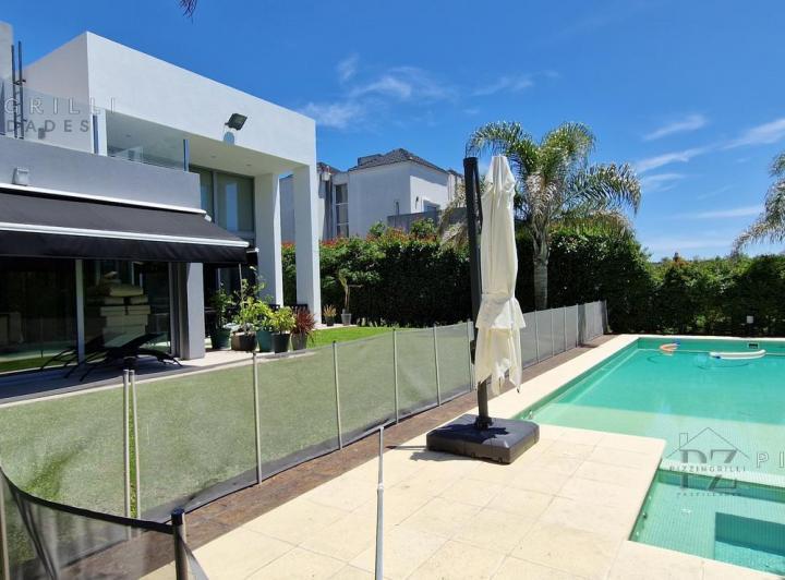 Casa · 310m² · 5 Ambientes · 2 Cocheras
