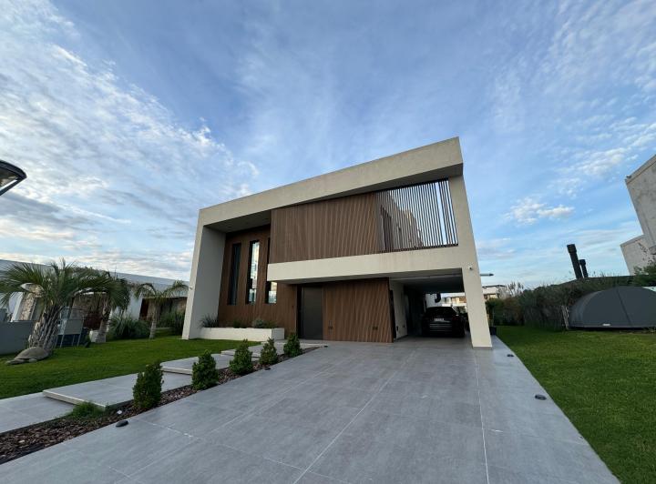 Casa · 204m² · 8 Ambientes · 1 Cochera