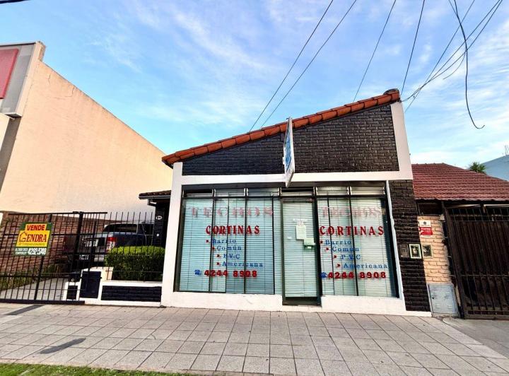 Casa · 250m² · 4 Ambientes · 3 Cocheras