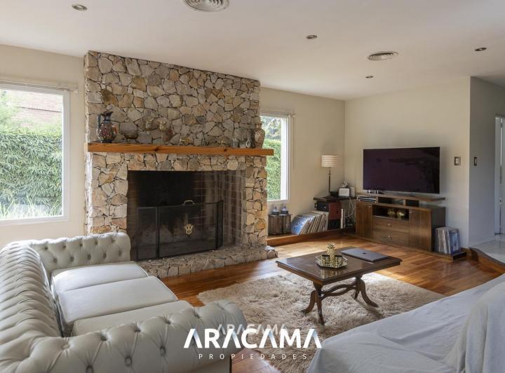 Casa · 330m² · 2 Cocheras