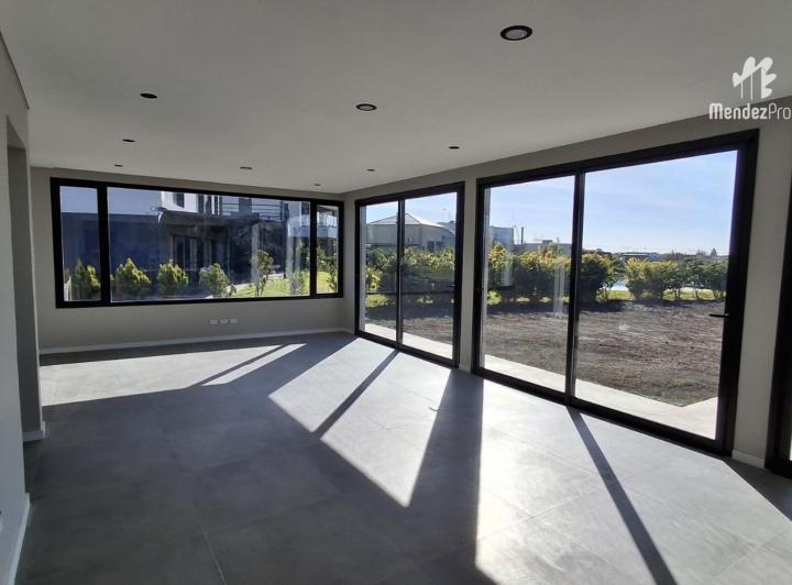 Casa · 210m² · 4 Ambientes · 1 Cochera