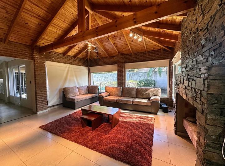 Casa · 181m² · 5 Ambientes · 3 Cocheras