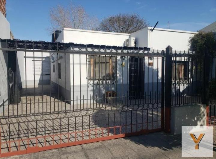 Casa · 102m² · 4 Ambientes · 2 Cocheras