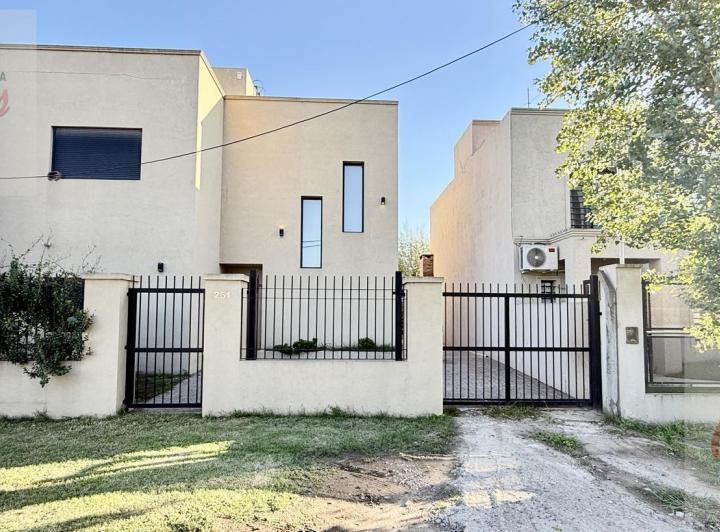 Casa · 160m² · 5 Ambientes · 1 Cochera