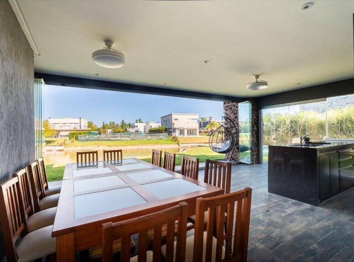 Casa · 330m² · 4 Ambientes · 2 Cocheras