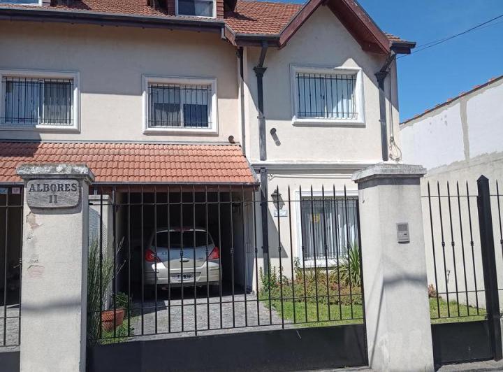 Casa · 135m² · 6 Ambientes · 2 Cocheras