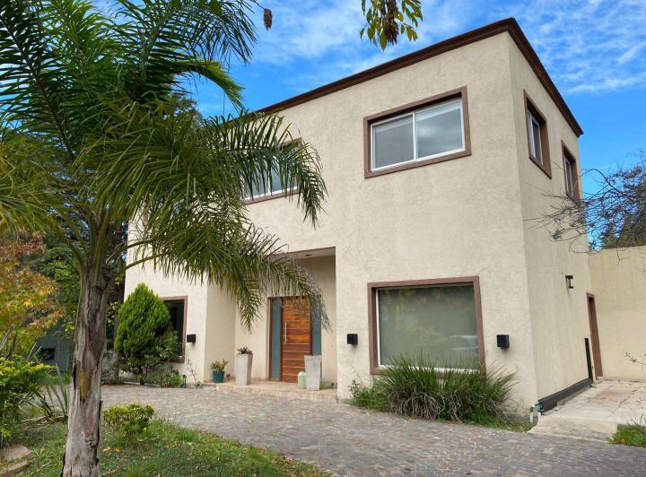 Casa · 190m² · 4 Ambientes · 2 Cocheras