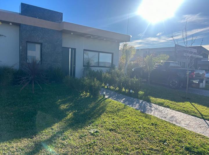 Casa · 190m² · 4 Ambientes · 1 Cochera