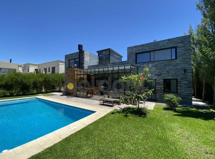 Casa · 290m² · 4 Ambientes