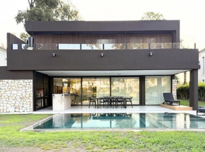 Casa · 303m² · 6 Ambientes · 1 Cochera