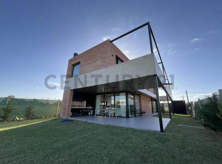 Casa · 264m² · 4 Ambientes · 2 Cocheras