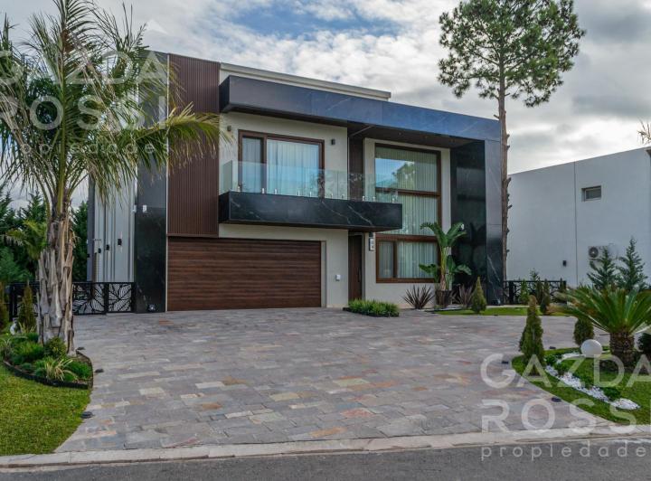 Casa · 480m² · 5 Ambientes · 6 Cocheras