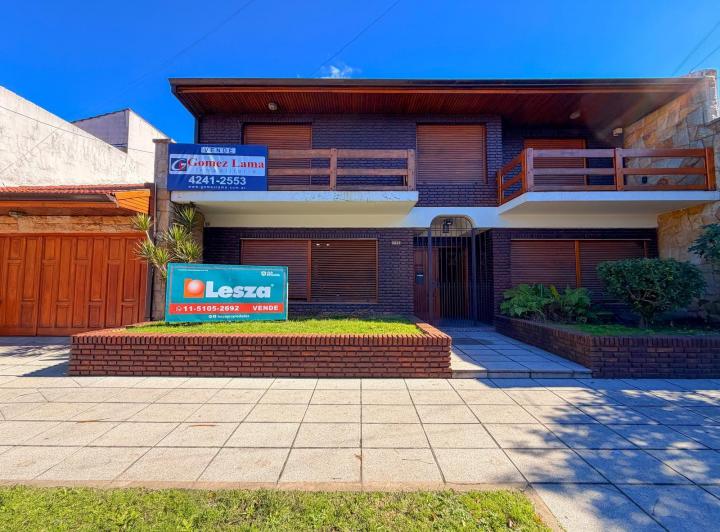 Casa · 221m² · 4 Ambientes · 2 Cocheras