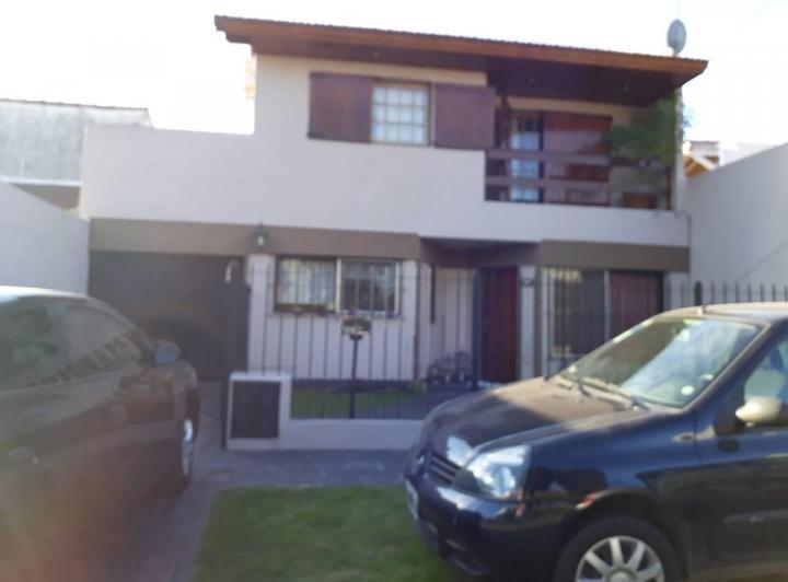Casa · 200m² · 4 Ambientes · 2 Cocheras
