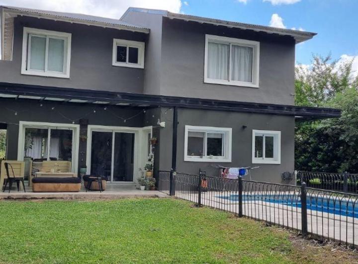 Casa · 212m² · 5 Ambientes · 2 Cocheras