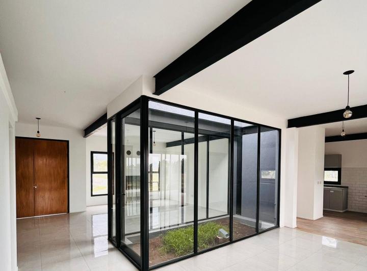 Casa · 200m² · 4 Ambientes · 2 Cocheras
