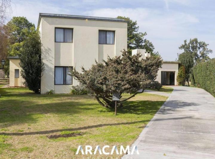 Casa · 324m² · 8 Ambientes · 1 Cochera