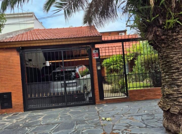 Casa · 220m² · 5 Ambientes · 2 Cocheras