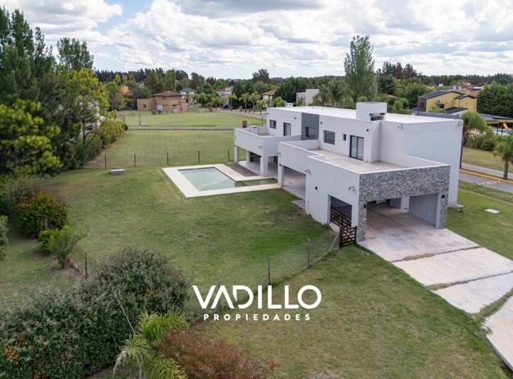 Casa · 470m² · 4 Ambientes · 2 Cocheras