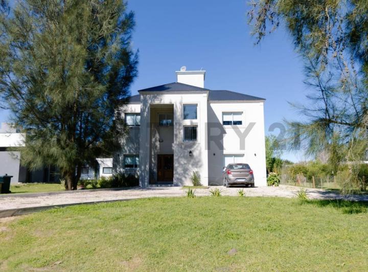 Casa · 147m² · 5 Ambientes · 2 Cocheras