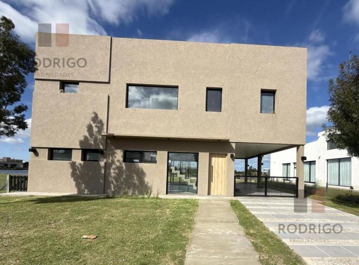 Casa · 160m² · 4 Ambientes · 2 Cocheras