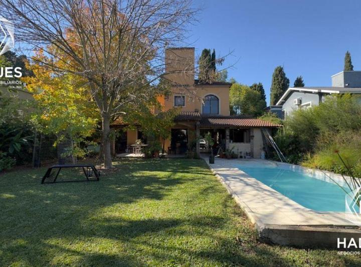 Casa · 240m² · 4 Ambientes · 2 Cocheras