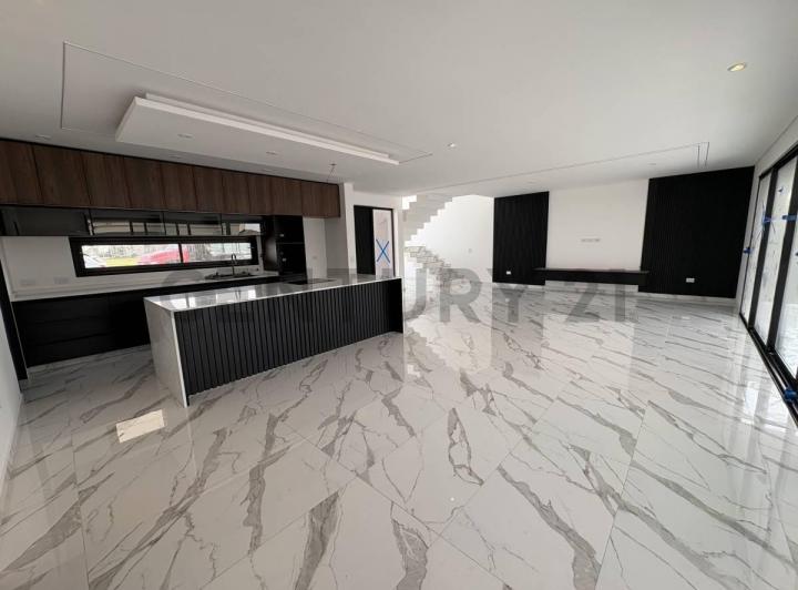 Casa · 280m² · 4 Ambientes · 4 Cocheras