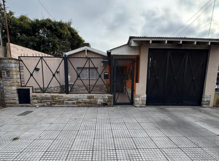 Casa · 210m² · 6 Ambientes · 1 Cochera