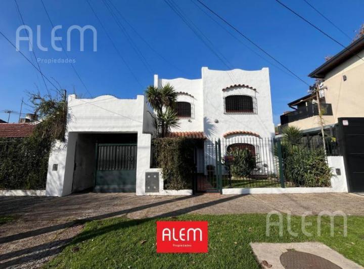 Casa · 220m² · 4 Ambientes · 2 Cocheras