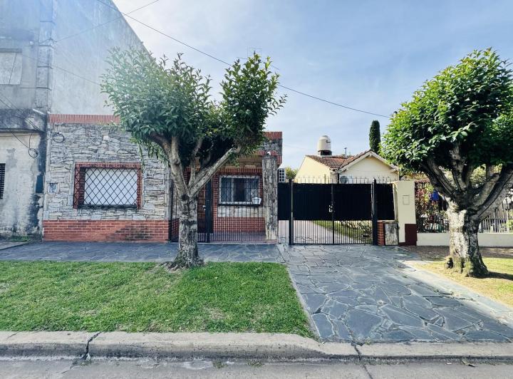 Casa · 140m² · 3 Ambientes · 4 Cocheras