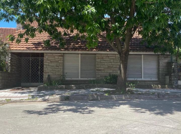 Casa · 200m² · 5 Ambientes · 1 Cochera
