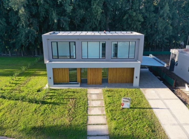 Casa · 152m² · 4 Ambientes · 2 Cocheras