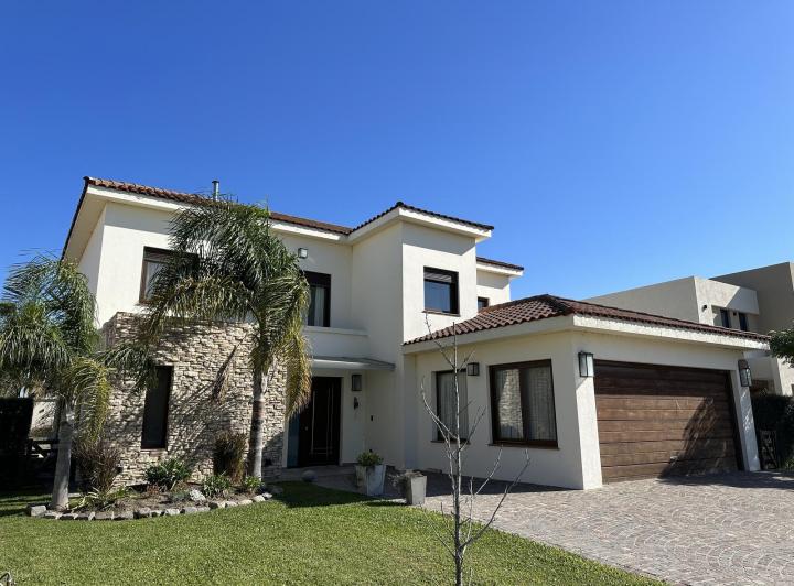 Casa · 310m² · 5 Ambientes · 2 Cocheras