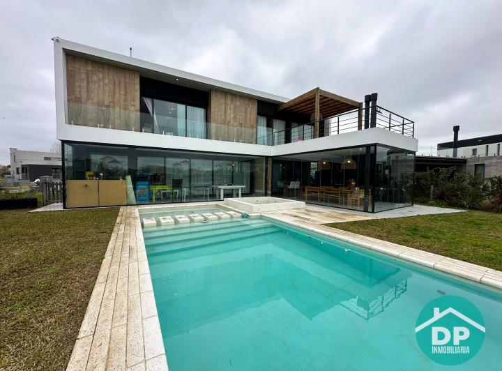 Casa · 390m² · 6 Ambientes · 2 Cocheras
