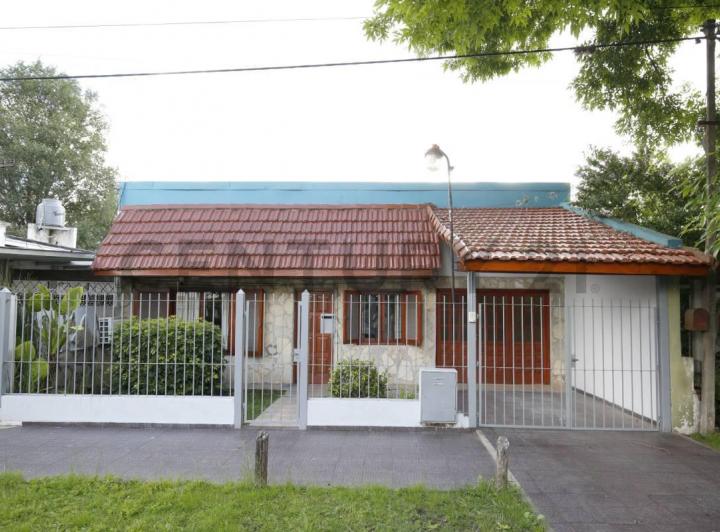 Casa · 106m² · 4 Ambientes · 2 Cocheras