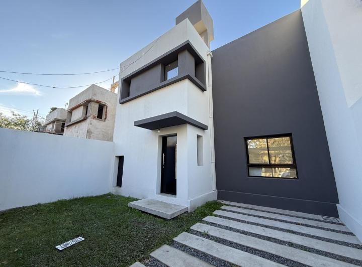 Casa · 92m² · 3 Ambientes · 2 Cocheras