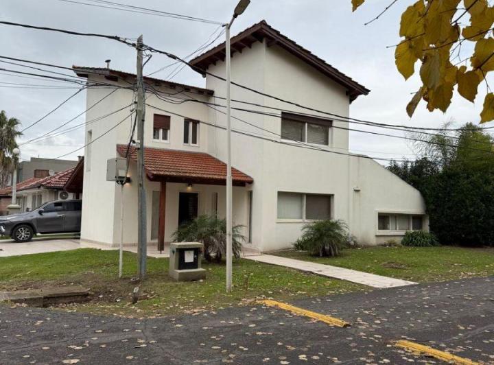 Casa · 140m² · 4 Ambientes · 2 Cocheras