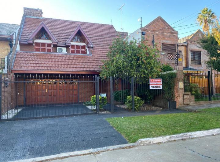 Casa · 250m² · 6 Ambientes · 3 Cocheras