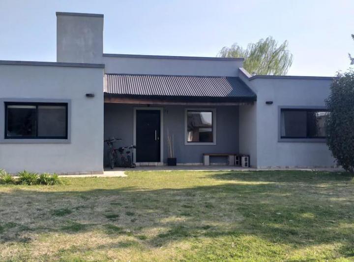 Casa · 100m² · 4 Ambientes · 3 Cocheras