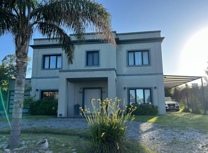 Casa · 240m² · 4 Ambientes · 4 Cocheras