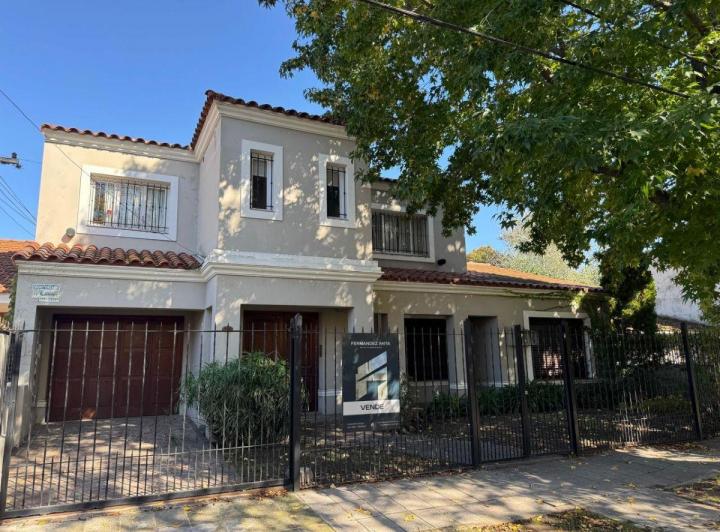 Casa · 225m² · 4 Ambientes · 1 Cochera