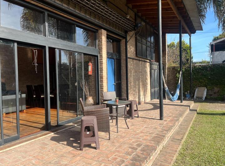 Casa · 180m² · 4 Ambientes · 6 Cocheras