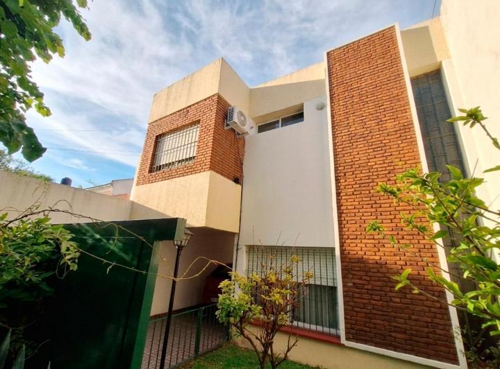 Casa · 183m² · 7 Ambientes · 3 Cocheras
