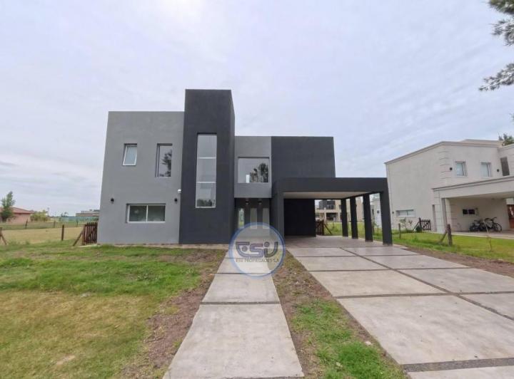 Casa · 165m² · 4 Ambientes · 2 Cocheras