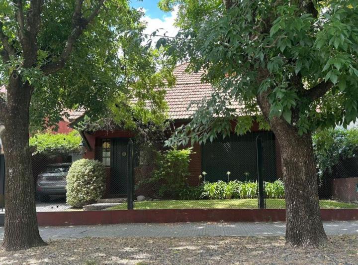 Casa · 230m² · 5 Ambientes · 2 Cocheras