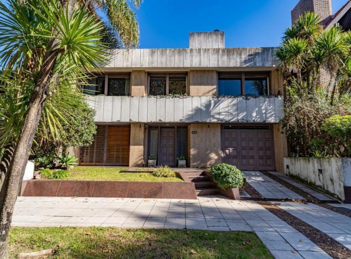 Casa · 246m² · 5 Ambientes · 2 Cocheras
