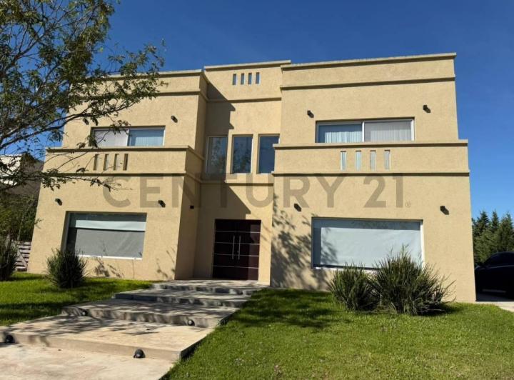 Casa · 291m² · 5 Ambientes · 6 Cocheras