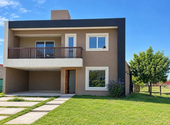 Casa · 210m² · 5 Ambientes · 2 Cocheras