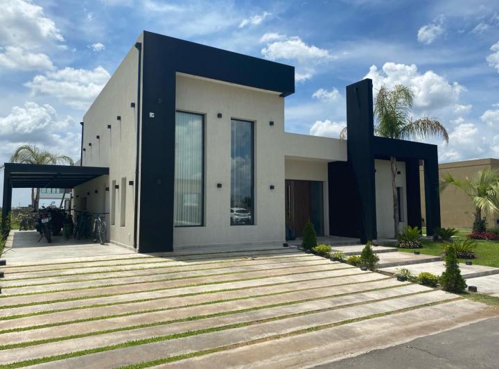 Casa · 210m² · 4 Ambientes · 3 Cocheras